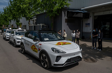 Китай цели масово внедряване на автономни превозни средства до 2030 г.