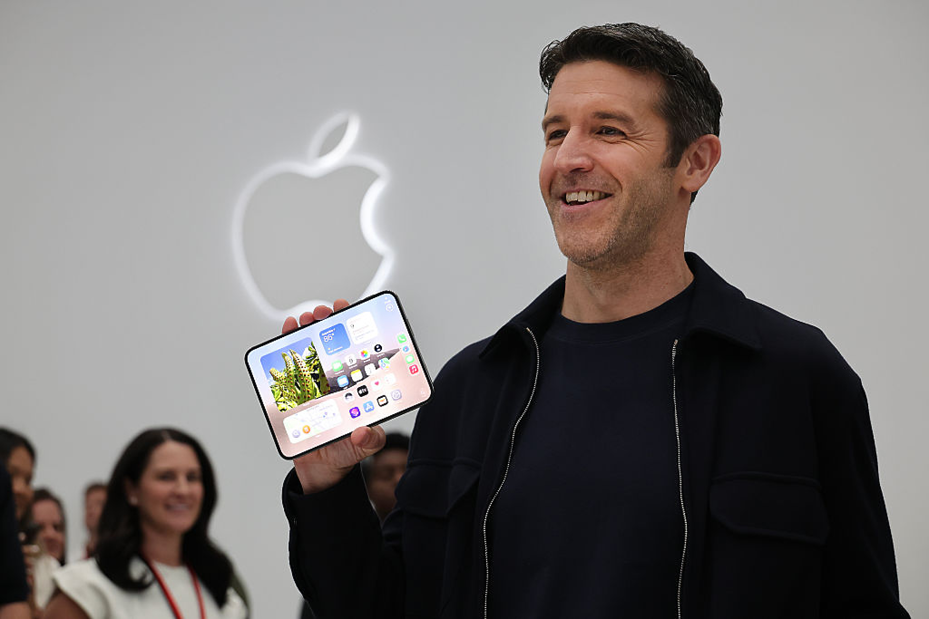 Apple представи първия си сгъваем смартфон и други нови продукти