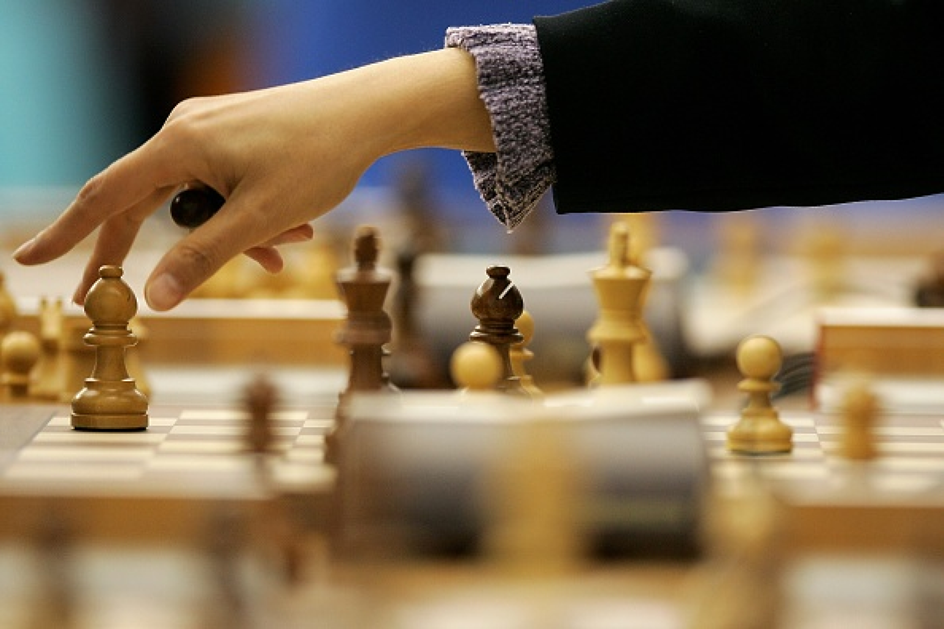 FIDE дисквалифицира шахматист за скрит телефон в обувката