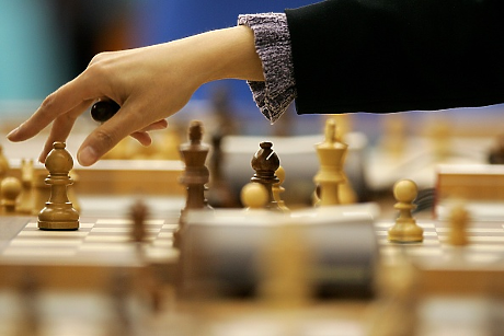 FIDE дисквалифицира шахматист за скрит телефон в обувката