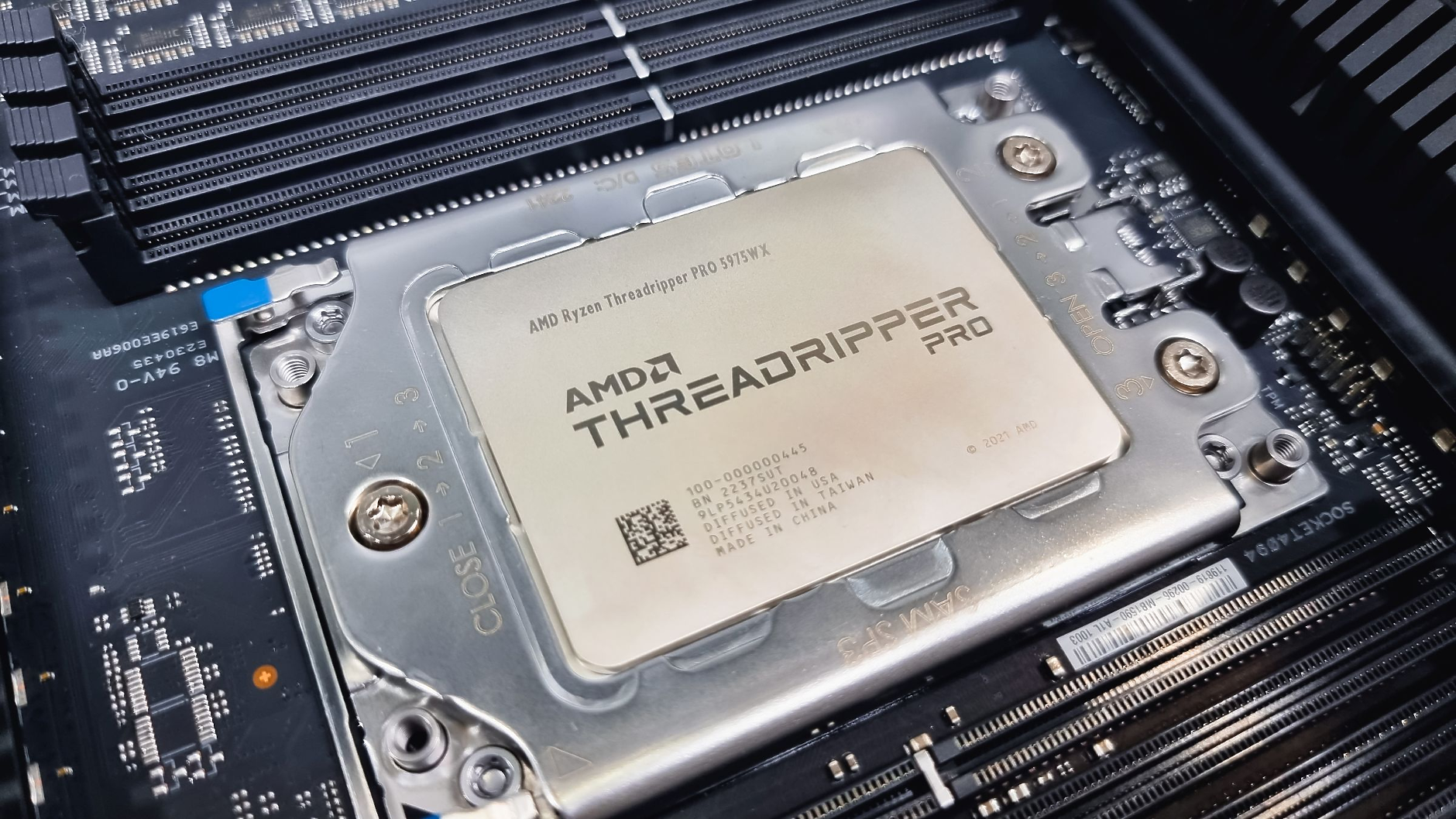 AI бумът изстреля AMD в клуба на компаниите с оценка от над 1 трлн. долара  