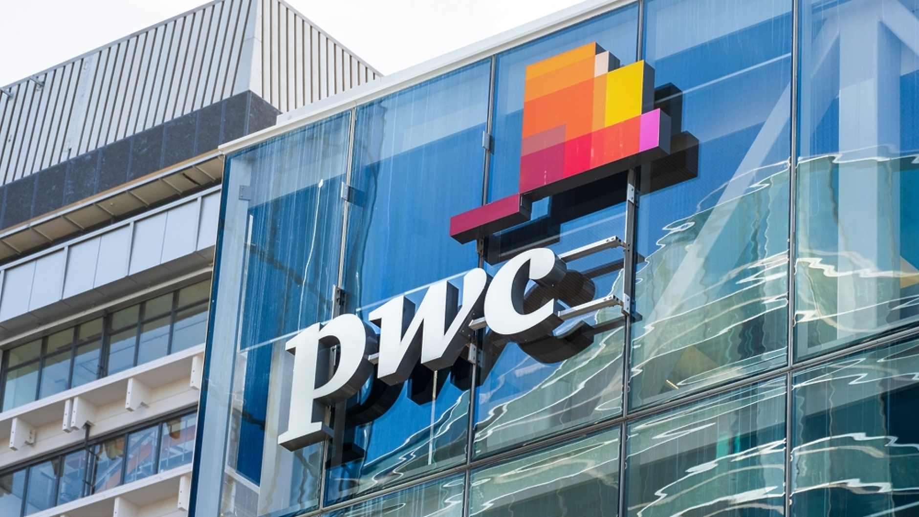 PwC: Глобалните инвестиции в AI инфраструктура може да достигнат 31,6 трлн. долара до 2050 г.