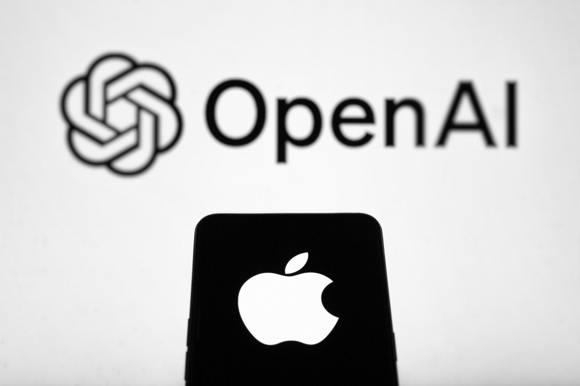 OpenAI отговори на Apple по обвиненията в кражба на търговска тайна: Сами са си виновни за бъркотията