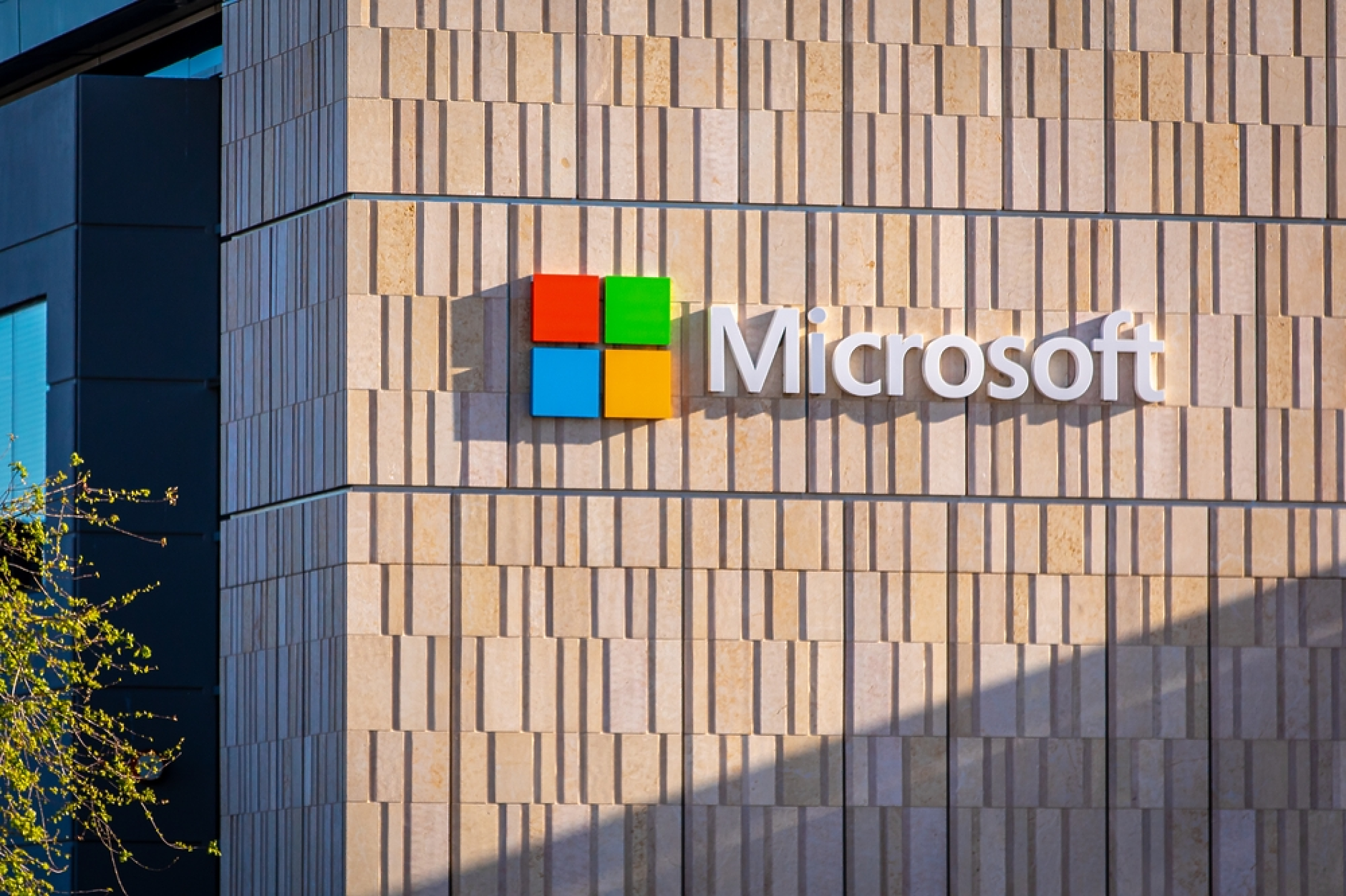Microsoft затяга правилата за използване на AI в училищата в САЩ