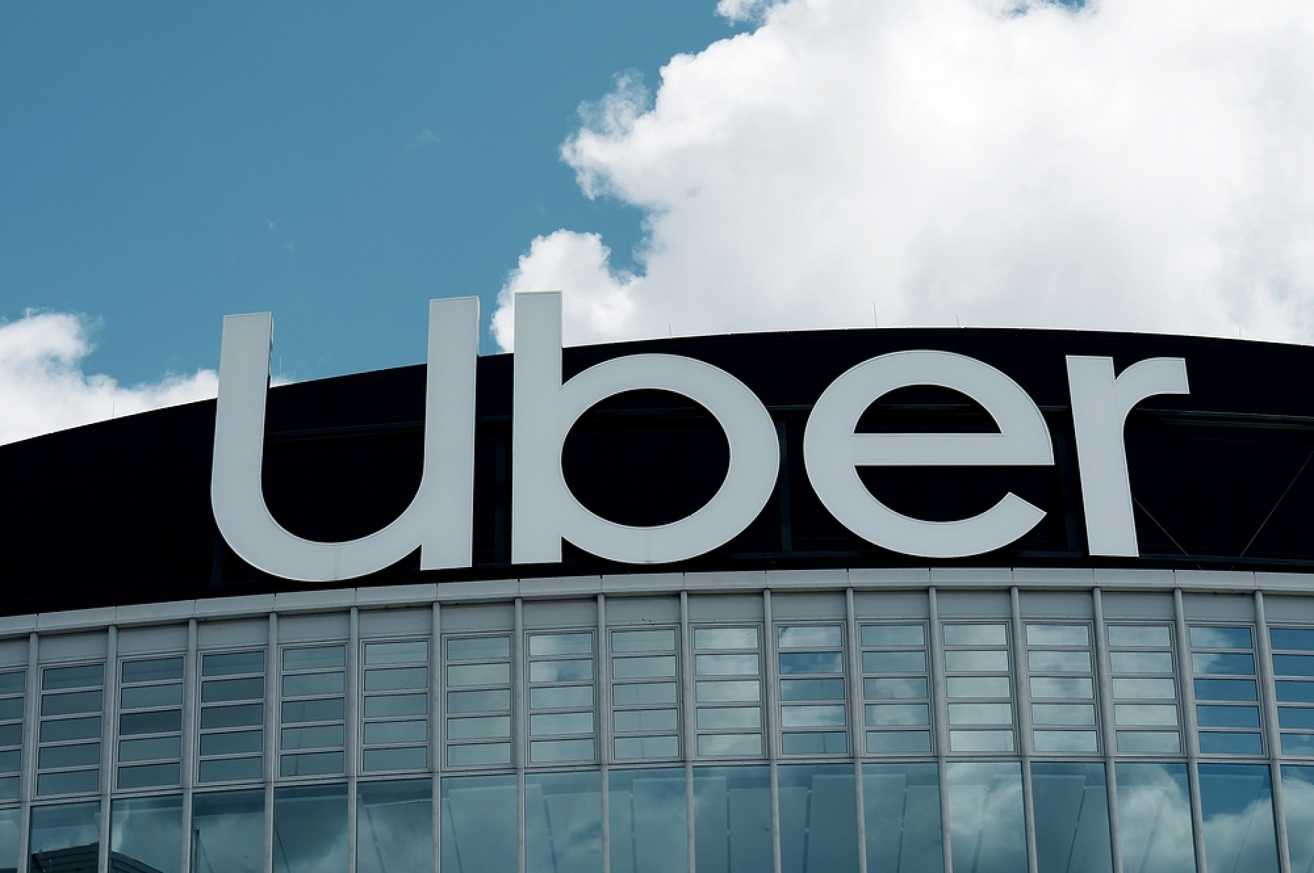 Uber премахва управленски нива и съкращава до 3300 позиции