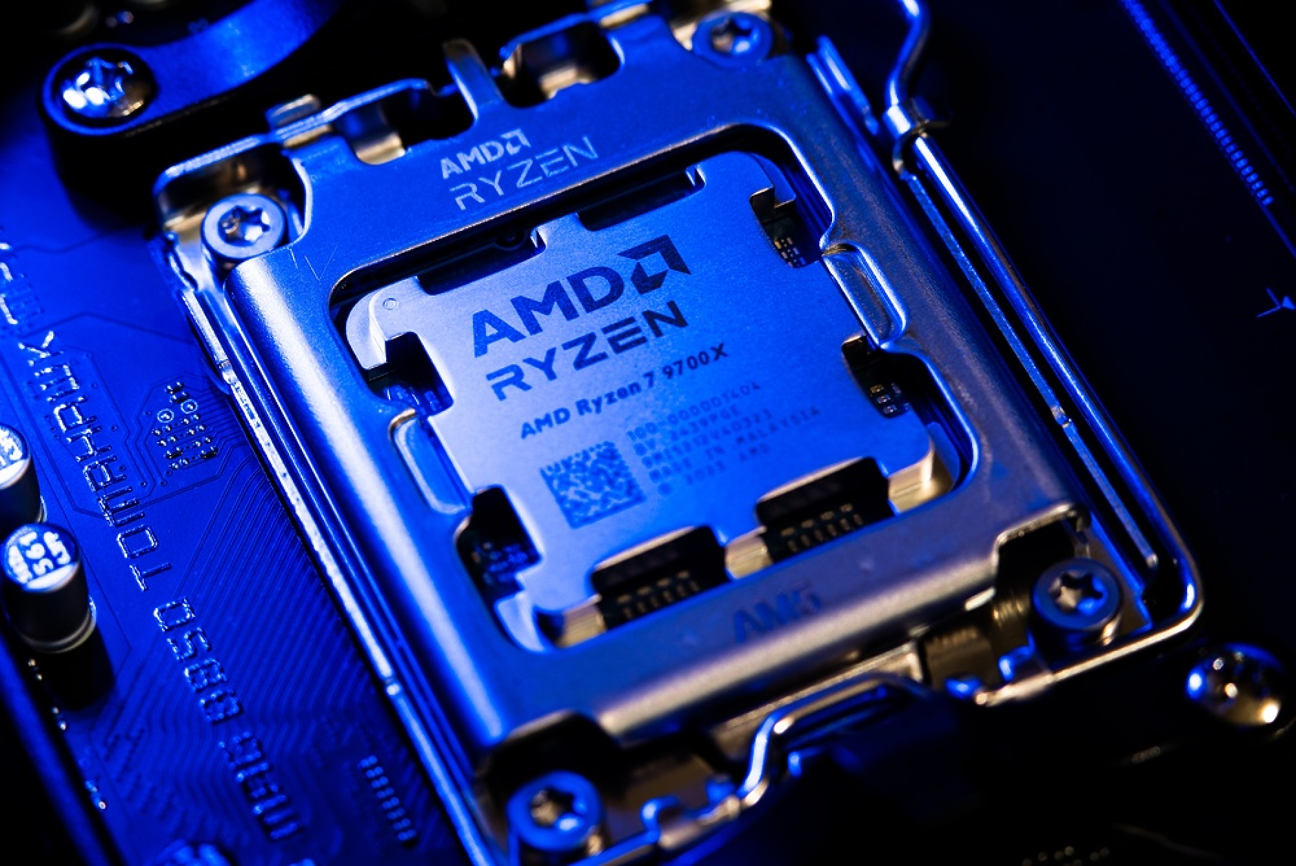 AMD представи настолен суперкомпютър, способен да работи с AI модели с над трилион параметри