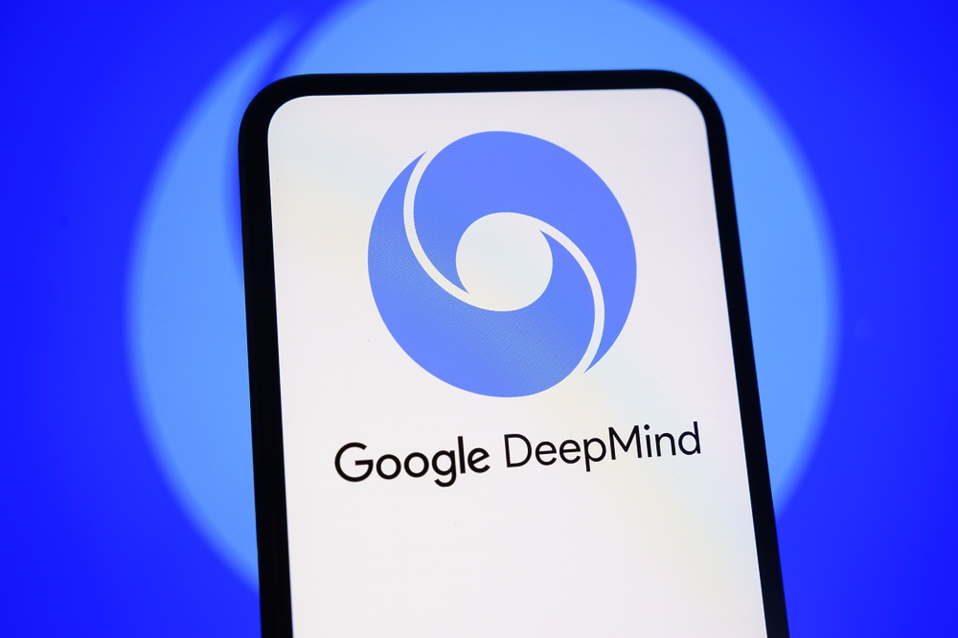 Бивш изследовател на Google DeepMind се включи към предупрежденията, че изкуственият интелект може да „убие всички хора“