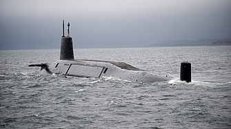 Британски моряци се обучават да свалят дронове с пожарни маркучи