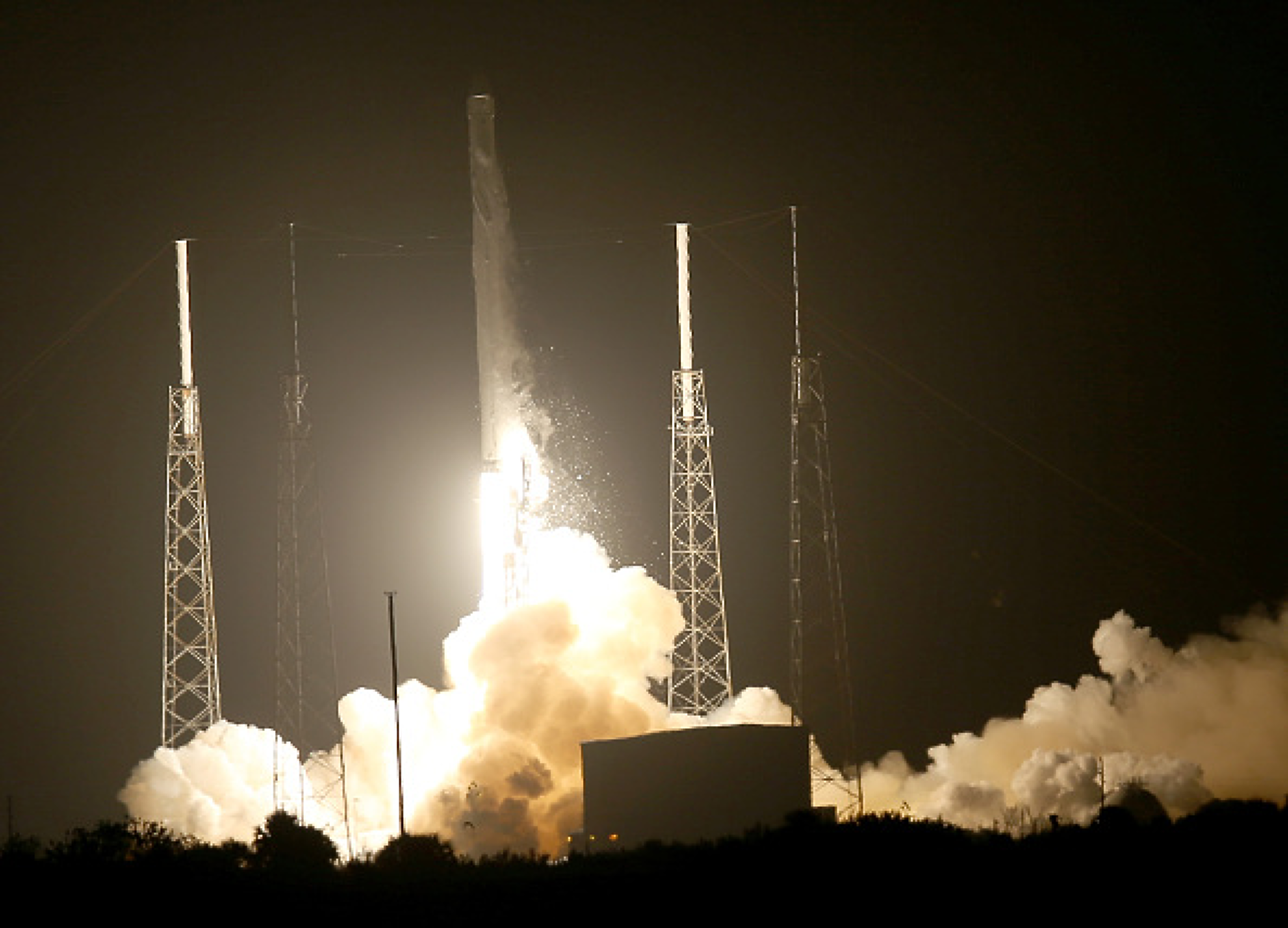 NASA изпраща товарния космически кораб Cargo Dragon към МКС с 2,5 т храна и слънчеви панели