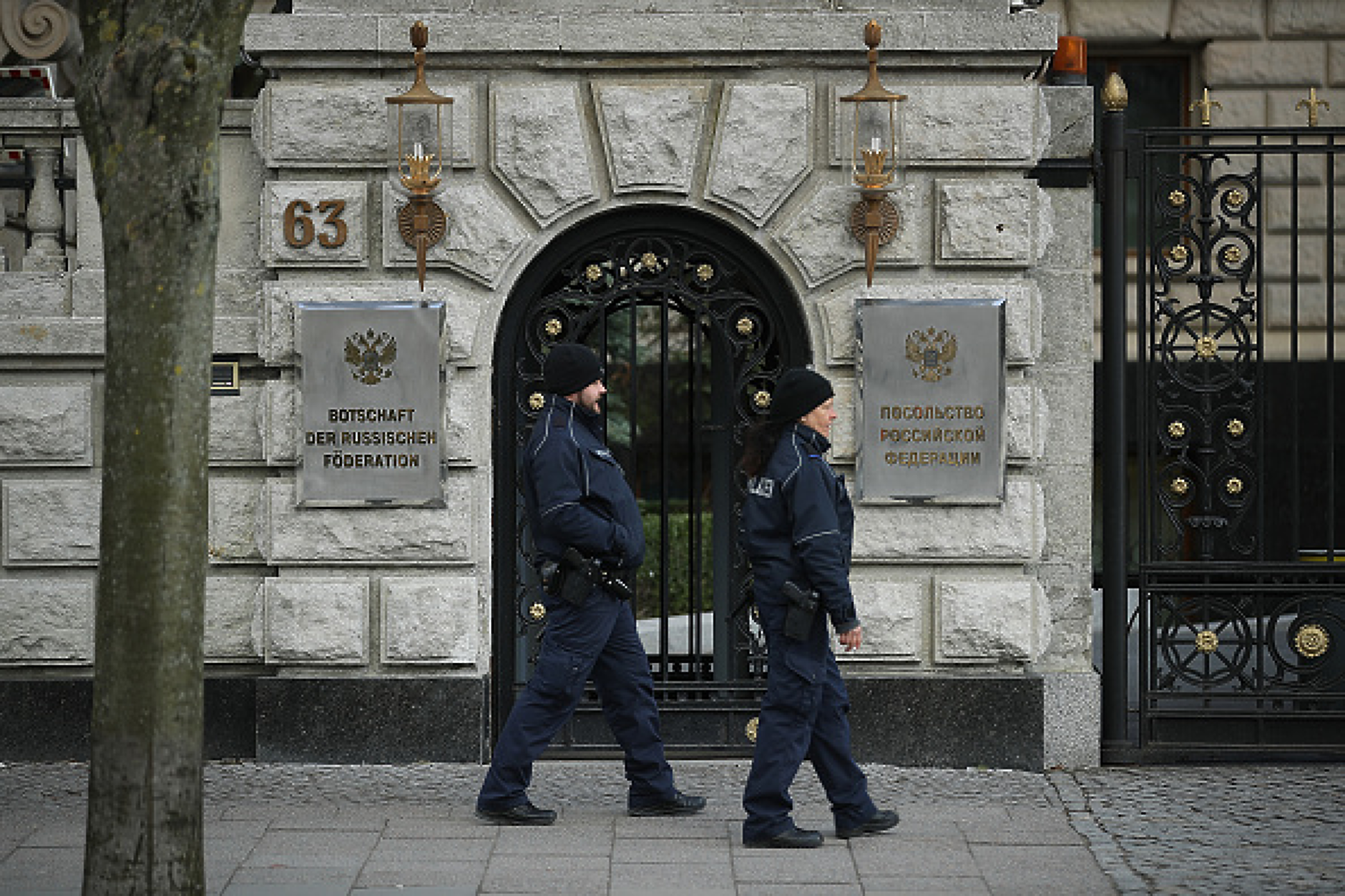 Германските спецслужби включиха хеликоптери за наблюдение на руското посолство в Берлин