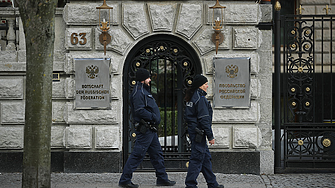 Германските спецслужби включиха хеликоптери за наблюдение на руското посолство в Берлин