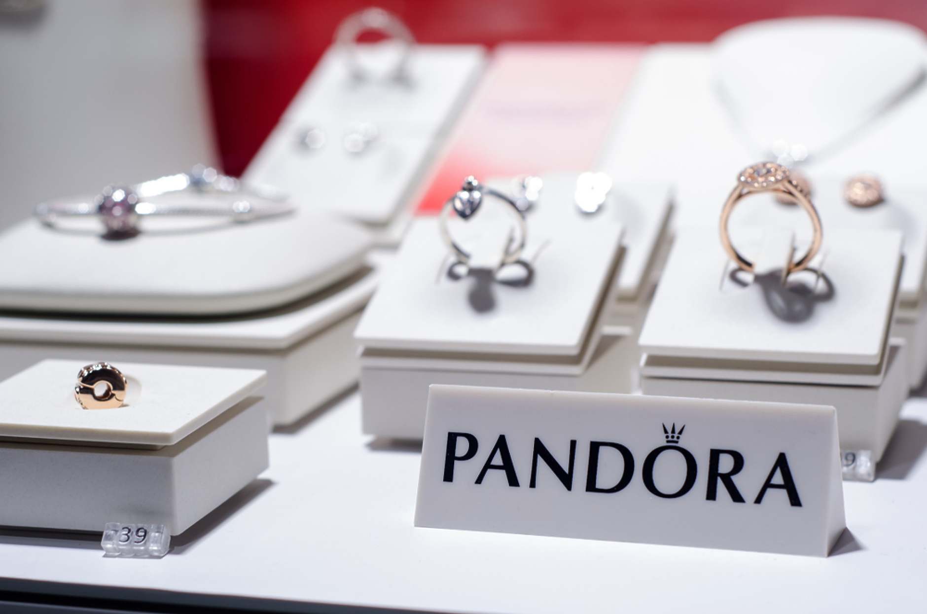 Със 100% рециклирани злато и сребро: Pandora разширява производството си във Виетнам