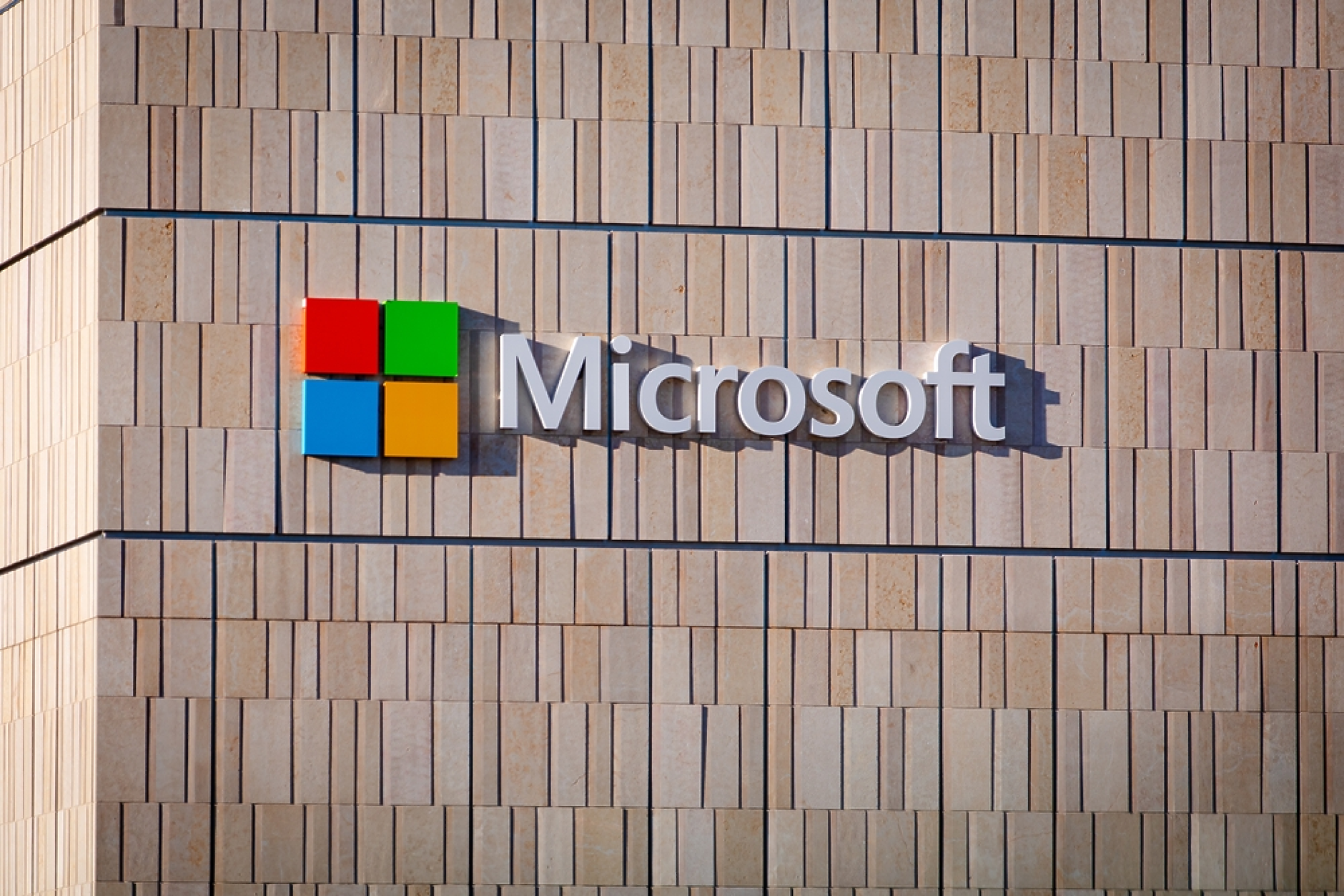 Президентът на Microsoft: AI е по-слабо регулиран от млякото