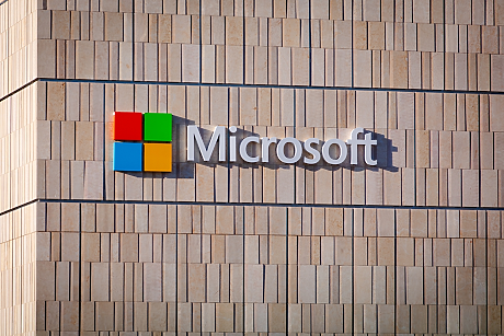 Президентът на Microsoft: AI е по-слабо регулиран от млякото