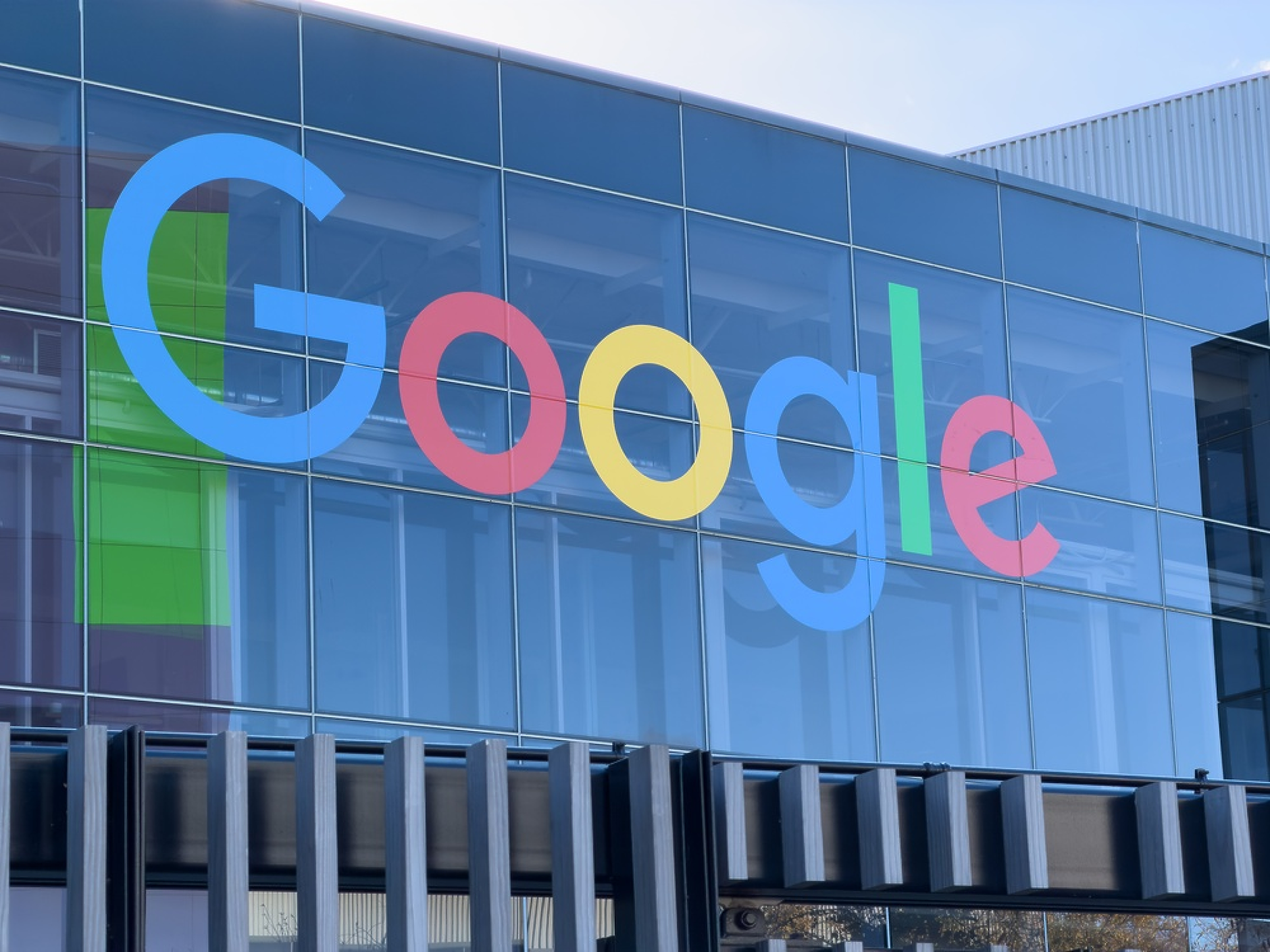 Google оспорва пред съда изисквания на ЕС за достъп на конкуренти до негови данни и AI услуги