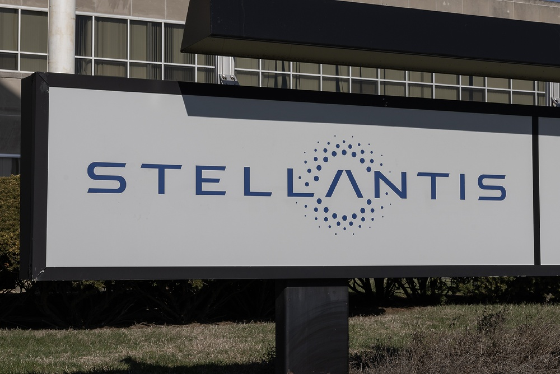 Доставките на Stellantis за Q3 спадат заради спиране на производството в Северна Америка