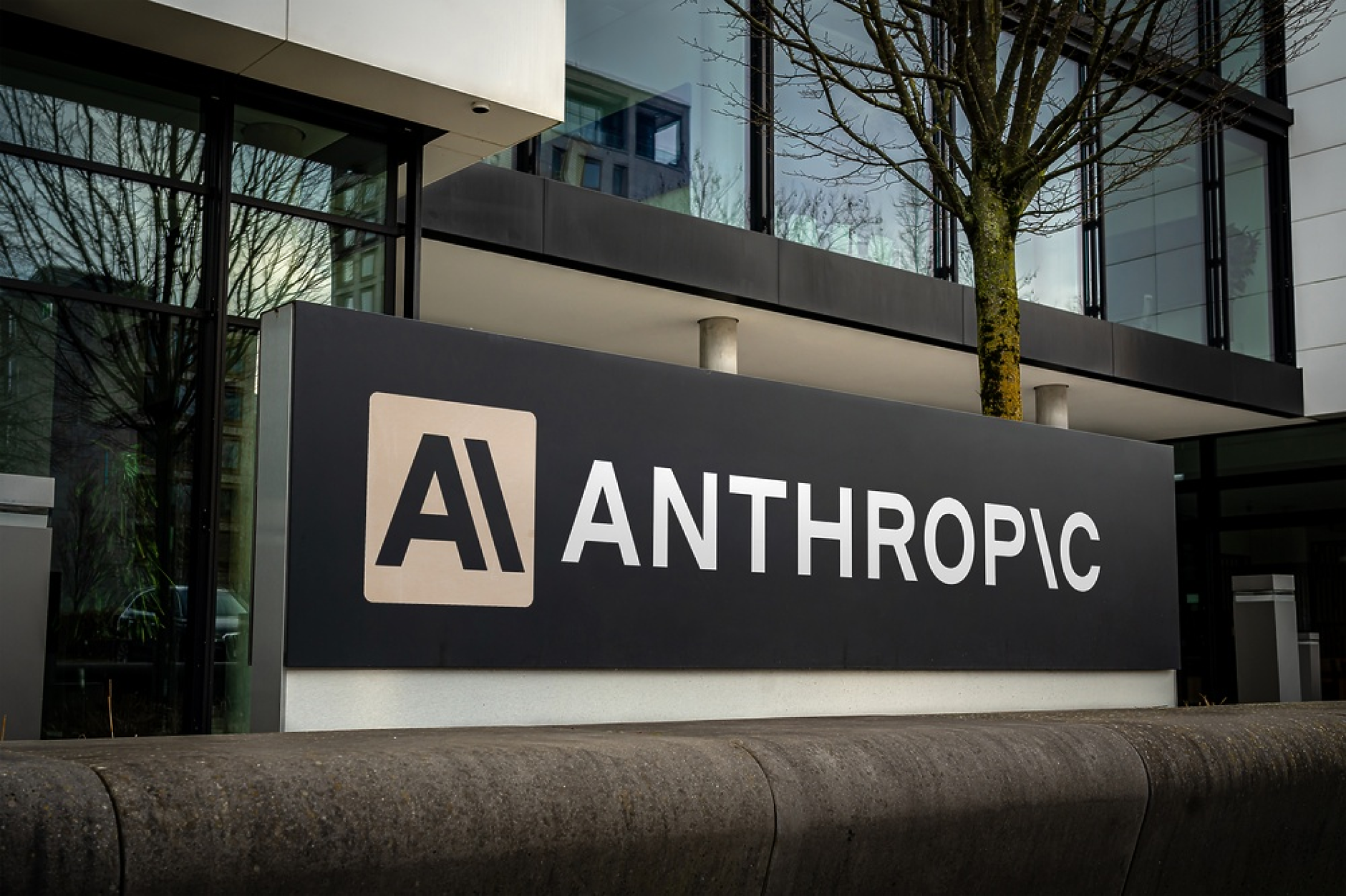 Anthropic отчете 45% ръст на приходите преди очакваното си борсово листване