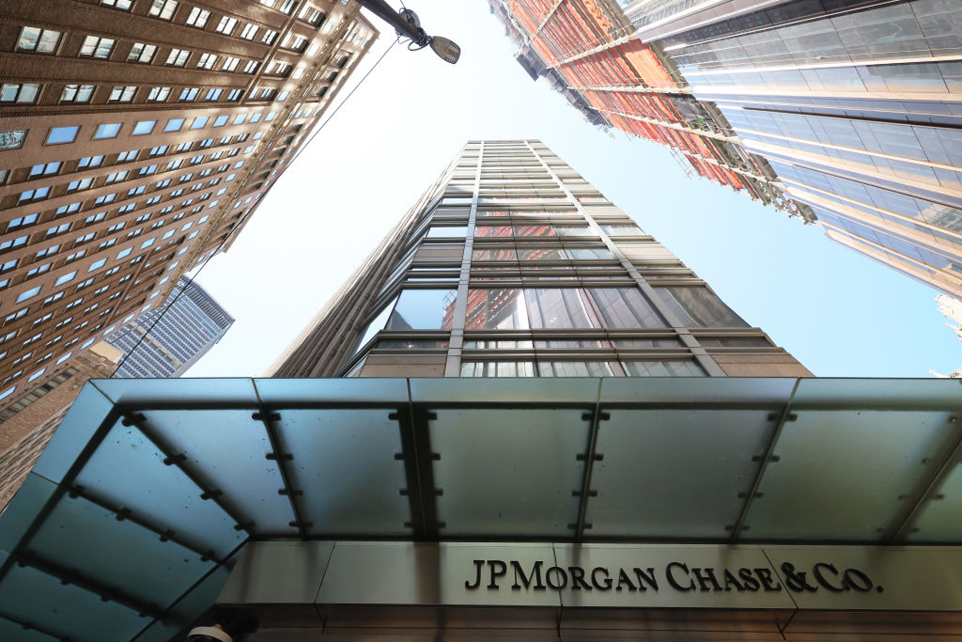 JPMorgan инвестира 5 мрлд. долара в компании, ключови за националната сигурност на САЩ