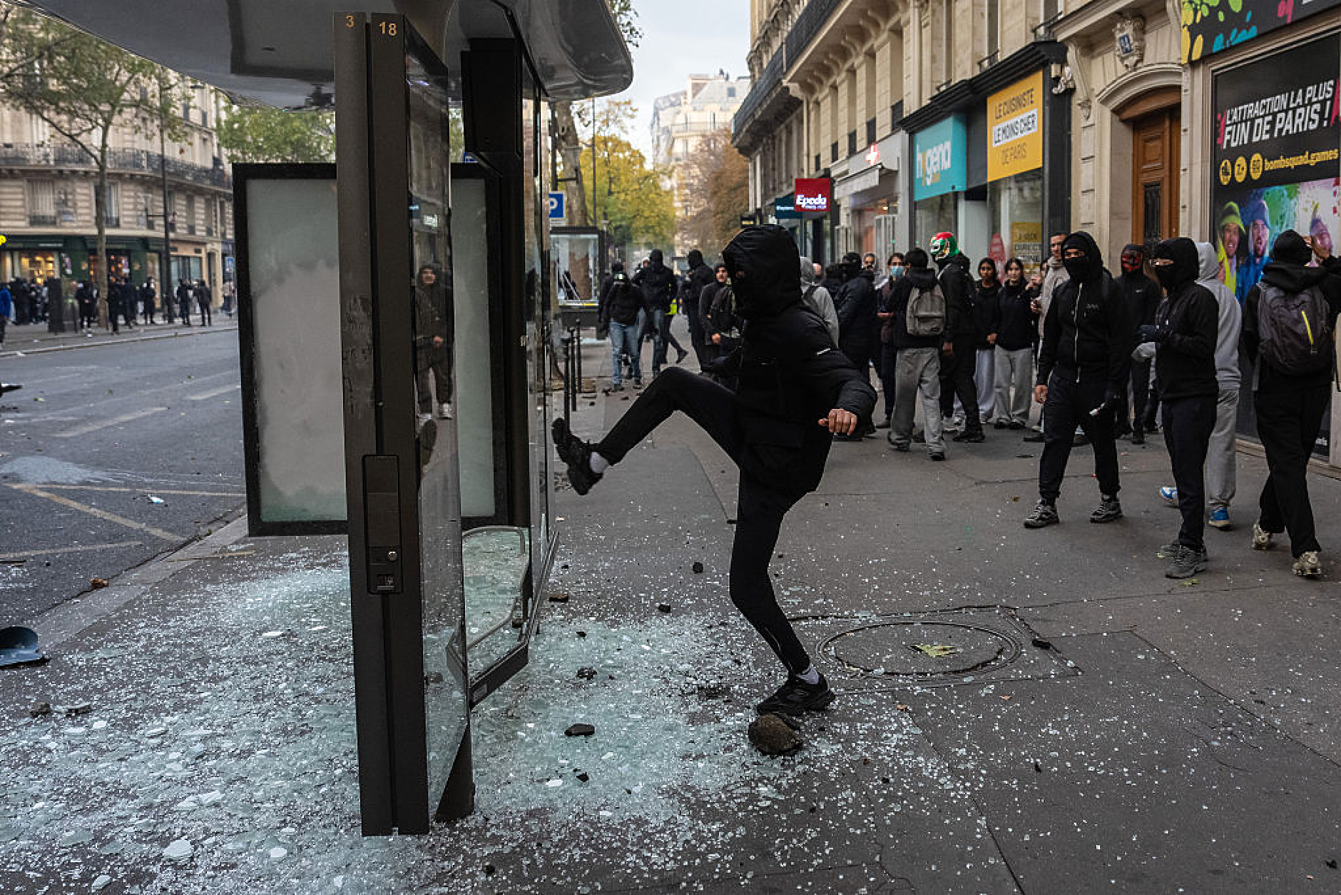 Френските власти забраниха част от студентските протести след безредиците и грабежите през уикенда