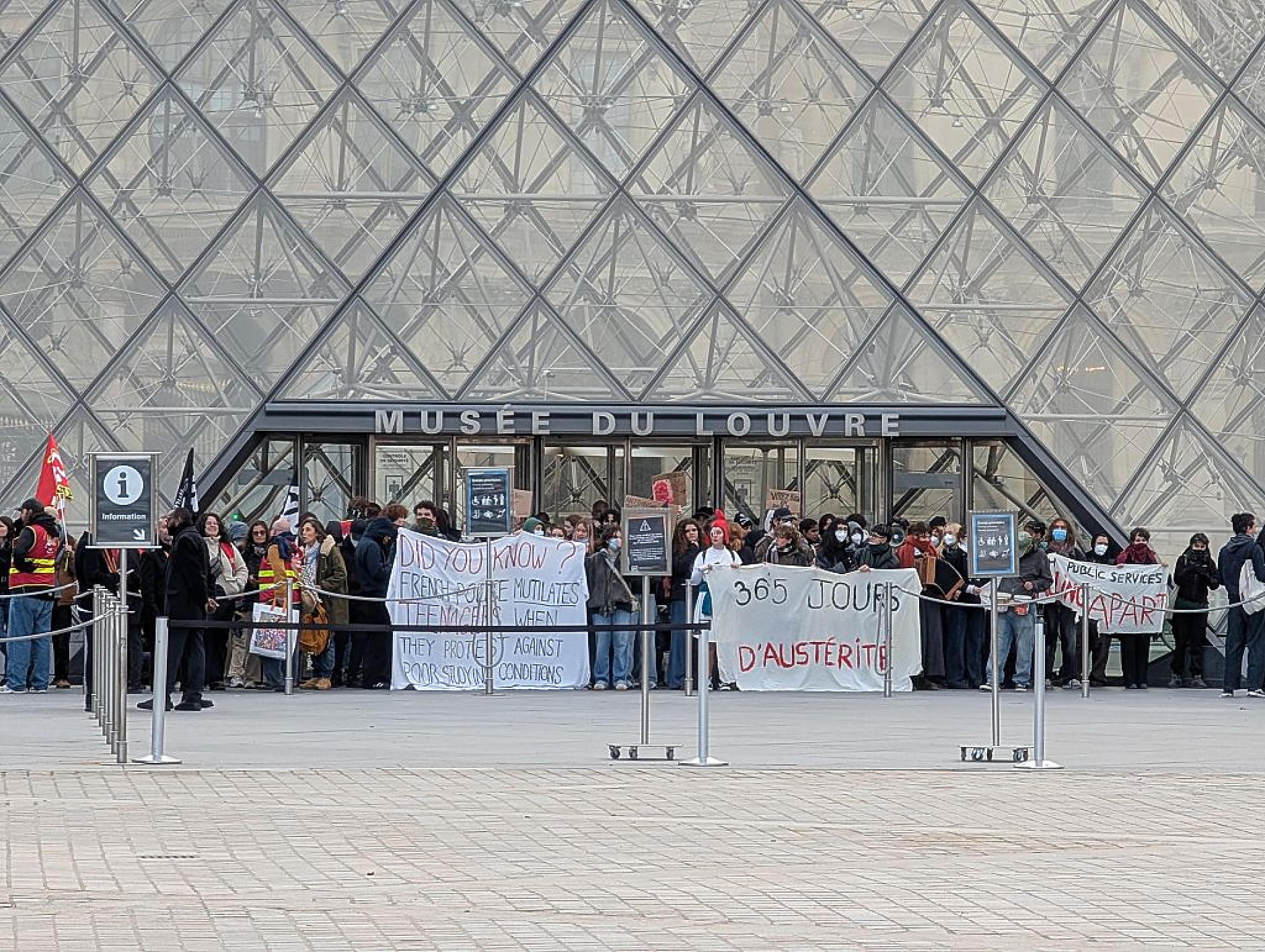 Протестиращи блокираха Лувъра в подкрепа на ученическите демонстрации във Франция