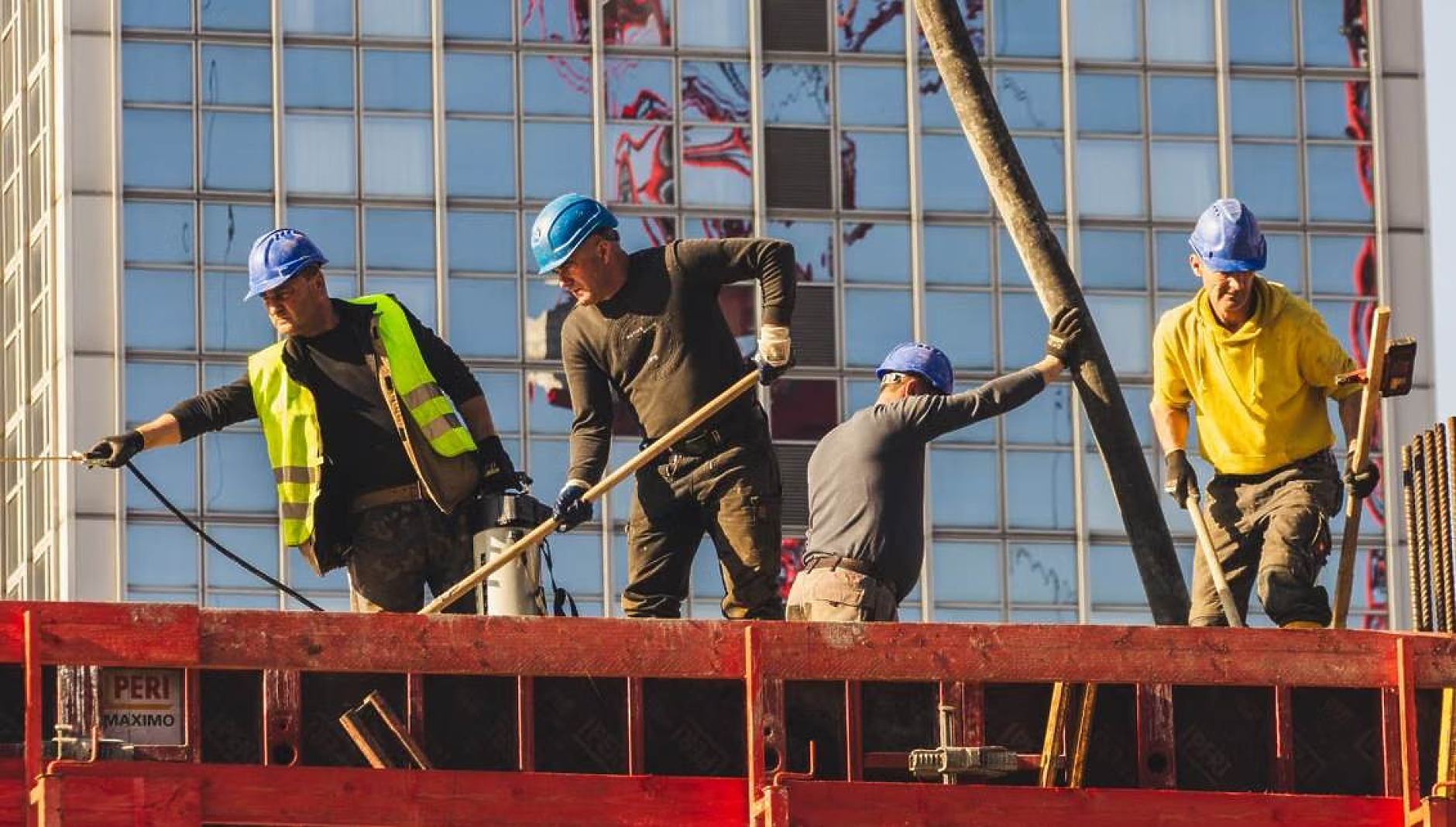 Защо бизнесът трябва да мисли и за финансовата защита на служителите си