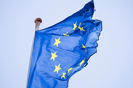 Европарламентът отложи с три години правилата за метановите емисии